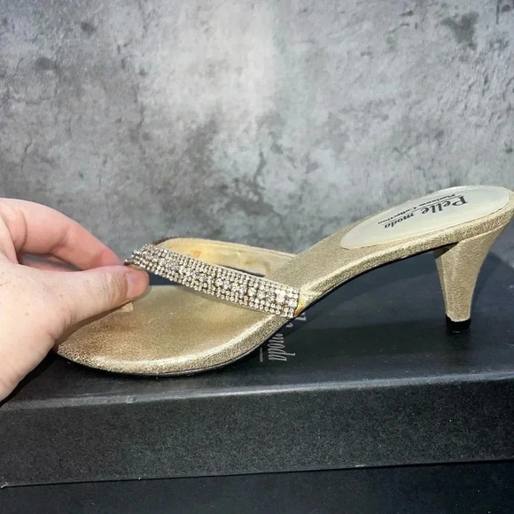 R3-TB. PELLE MODA WOMEN’S CRYSTAL BLING THONG LEATHER SANDAL GOLD LOW HEEL SZ 6M - Picture 15 of 16